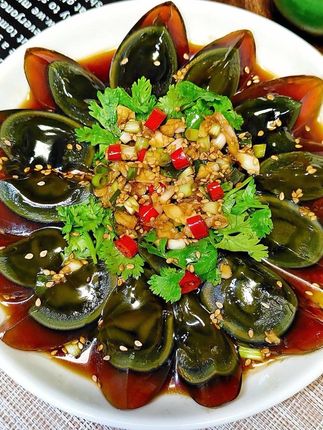#上热门🔥 爱吃松花蛋的一定不要错过啦!!酥软糖心品质好,口感绵软细腻,鲜香入味,真的太美味啦!!#松花皮蛋 #凉拌皮蛋 #好东西一起分享给大家 #妈呀太香了