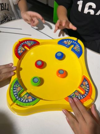 和好朋友一起玩陀螺对战游戏也太有趣了吧,孩子放学后再也不吵着看电视玩手机了#陀螺#益智玩具#玩个很新的东西