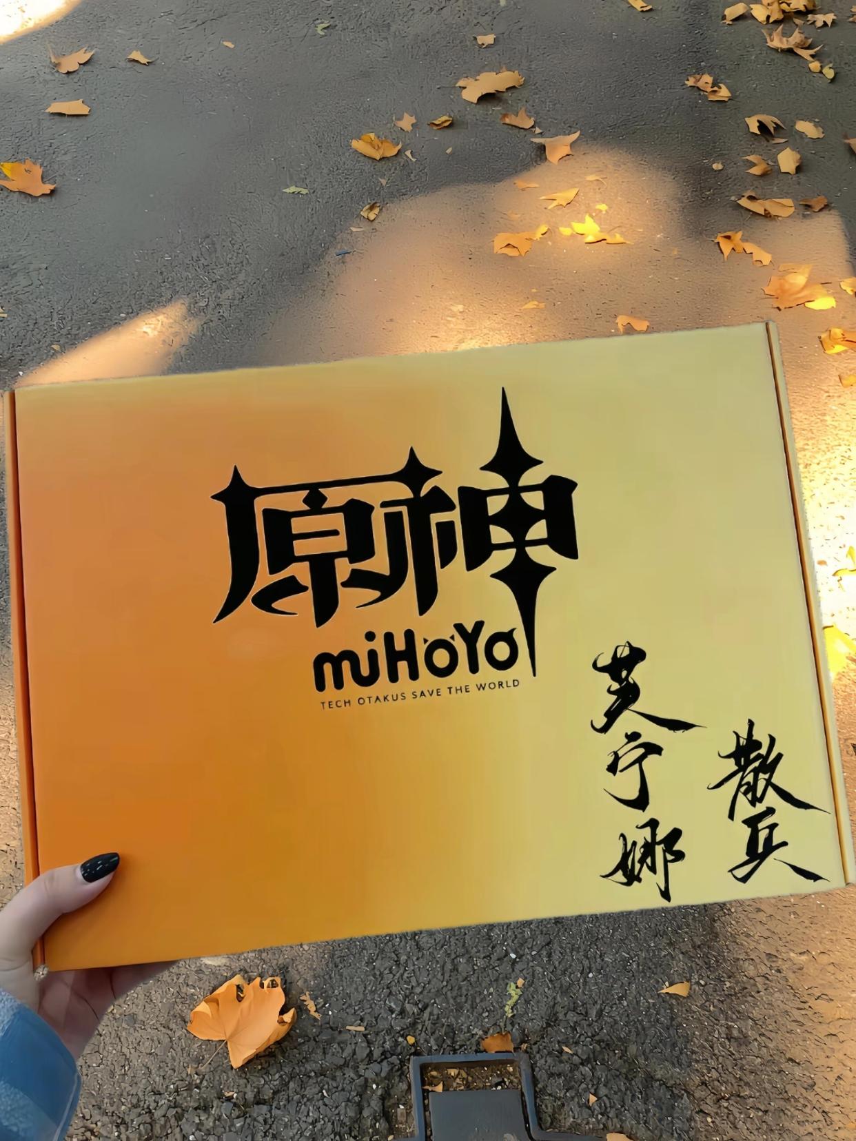 芙宁娜的优雅碰撞散兵的清冷,这同框谷子直接美到心尖上!是谁的DNA疯狂跳动我可不说,只知道必须立刻收入囊中~#吃谷 #原神 #芙宁娜 #散兵 #二次元