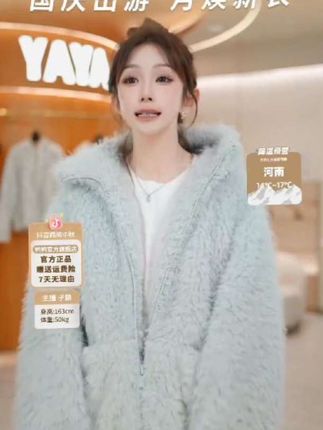 YAYA/鸭鸭羽绒服女短款秋冬氛围感穿搭长毛金丝绒外套#秋冬穿搭 #羽绒服 #穿搭 #小个子穿搭 #新衣服可以治愈各种不开心