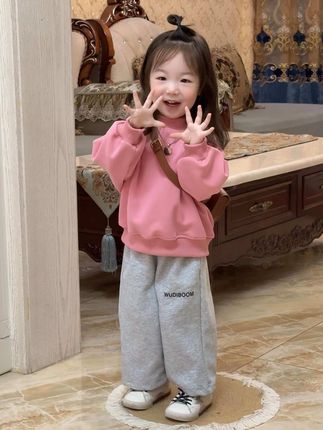 孩子的世界没有“应该”只有“此刻” 如果生活总是在教她“不可以” 那么妈妈想做那个说“试试看”的人 #我的女儿#早秋穿搭#生女儿就要这样穿 #儿童穿搭分享 #萌宝潮童穿搭