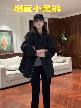 这条裤子真的是非常推荐,它的面料是那种特别垂感、特别舒服的,而且版型很好看,就是很显瘦的一个烟管裤的感觉,特别显腿长。然后它整个的这种风格就比较简约一点,配这种基础色上衣很好看,或者搭一些稍微有点设计感的上衣也很好看,特别百搭的一条裤子!#通勤风穿搭 #设计感外套轻奢感 #简约大气 #女神穿搭 #我是又甜又酷的流光系少女