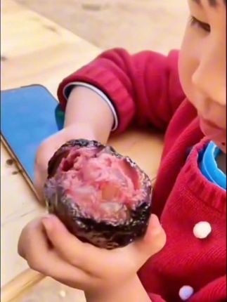 #不同地方都是怎么吃猪血的 #血豆腐 #猪血丸子#农村美食 #谁懂这一口的好吃程度 黑色土特产,吃起来有点像腊肉,好吃的停不下来,嘎嘎香呐