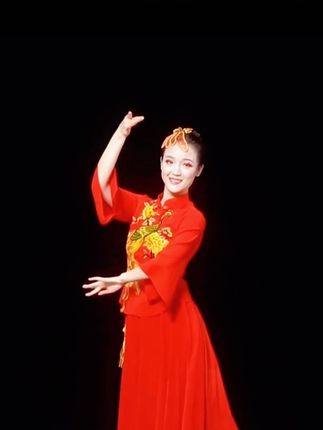 古典舞演出服女飘逸秧歌服中国风喜庆扇子广场舞红色长裙表演服装 #舞蹈剧目 #舞蹈服 #民族风服装 #传统服饰 #演出服