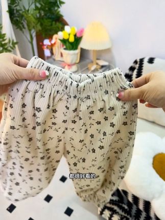 立秋后的天真是一天比一天冷,这种好看又好穿的小卫裤可以给孩子安排上了,裤脚还是收口的设计,孩子穿着防风又利索,上幼儿园的宝宝穿着正合适#面料舒适 #强烈推荐#童裤#萌娃穿搭