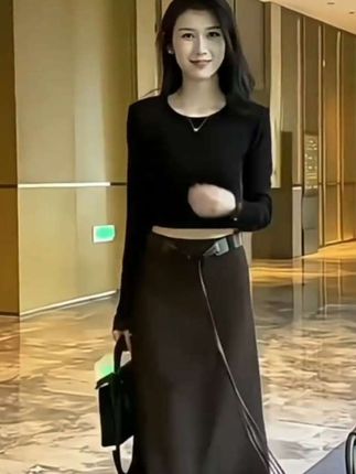 秋季新款气质百搭高腰显瘦半身裙+显瘦后背镂空蕾丝拼短款上衣半身裙套装~ #穿出高级感 #优雅气质 #减龄显瘦穿搭 #遮肉显瘦穿搭 #谁穿谁好看