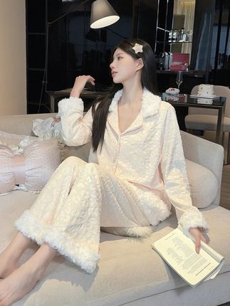 冬天怎么能少得了这种软糯的海岛绒睡衣呢?还是今年超火的豹纹元素,真的太美了!穿上它不仅好看,还特别暖和,而且完全不会起静电,一整套都是加绒的设计,舒服又自在。