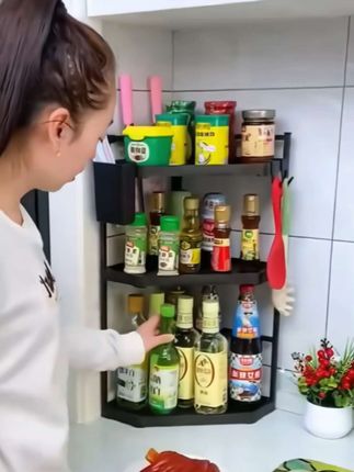 厨房调料瓶无处安放的,可以在转角处放一个这样的置物架,不仅可以收纳各种调料瓶,筷子勺子,锅铲菜刀也有地方放,美观实用,节省空间#厨房置物架 #调料置物架 #三角置物架 #厨房好物