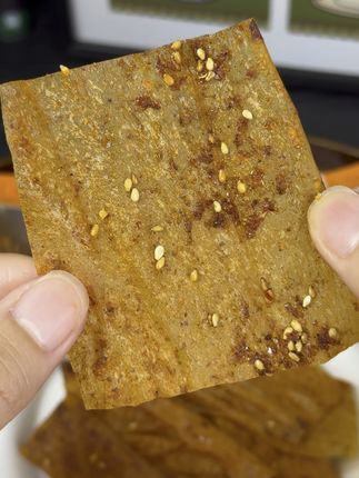 这个手撕豆皮真的好吃,香香辣辣,嚼劲十足#辣条 #零食推荐 #无辣不欢#大师兄手撕豆皮 #香辣豆卷