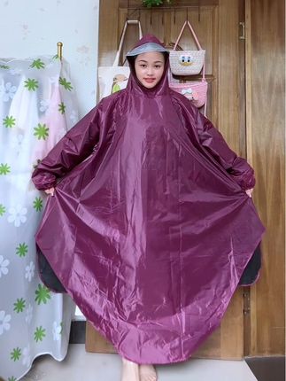 终于找到一款带袖子的电动车雨披了!下雨天骑车打伞太不方便了,把这个雨披穿上,防风又防水,再也不用担心淋湿了。它是牛津布面料还是长款设计,快给你家人也备上一件吧!#雨季来临 #带袖雨衣 #电动车雨衣 #雨衣 #雨披