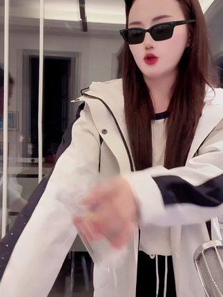 出门在外有时候为你遮风挡雨的不一定是男人,而是一件#冲锋衣 姐妹们,二宝身上这个衣服多颜色可选,穿上好看#贵阳二小姐 #日常穿搭#时尚穿搭 #气质范