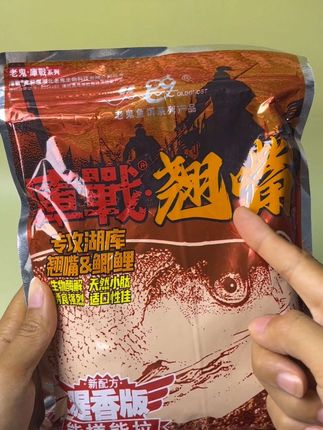 钓翘嘴只需要在玉米中加入老鬼这款翘嘴粉你就能比别人钓得大,钓得多!#老鬼翘嘴饵料 #翘嘴怎么钓 #饵料搭配 #打窝或挂钩#户外钓鱼