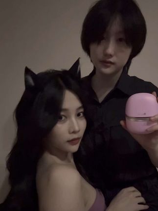 听说这样玩逗猫棒会变出小猫 #知己穿戴#安可尼知己#安可尼快乐出花#变装 #逗猫棒变装挑战