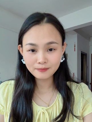 姐妹们,我又发现了一款超级好看的耳饰,它是这种复古民族风的设计,真的很有质感!而且它很小巧精致,非常适合日常佩戴,无论是搭配休闲装还是正装都能轻松驾驭。我最近几乎天天都在戴它,因为真的太喜欢了,强烈推荐给大家#强烈推荐 #日常分享 #我的日常 #原相机无美颜 #素颜