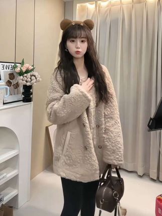 #天冷了记得穿得毛绒绒 #保暖又好看 #皮毛一体外套#毛毛衣外套穿搭