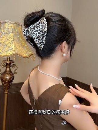 这款赫本抓夹的秋日氛围真的一整个拿捏了#头饰轻奢小众高级感 #时尚饰品 #网红发饰 #发饰头饰高级款 #时尚穿搭时尚穿搭时尚