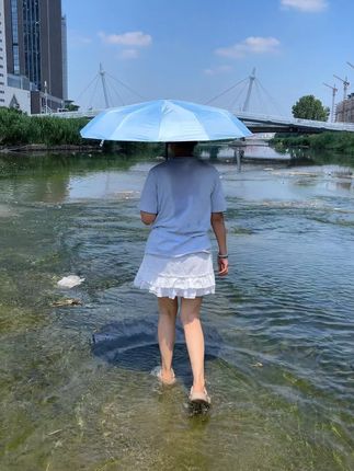 水中漫步太阳大,怎能少得了一把遮阳防晒伞呀~#遮阳防晒 #雨伞 #晴雨两用伞 #好物推荐🔥