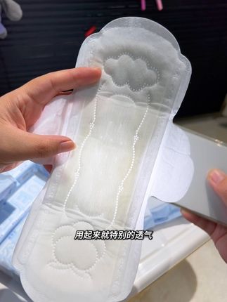 #超薄透气 #生活用品 #女生必备 #她研社 对不起钱钱,夏天遇到这种轻透款的#姨妈巾,真的忍不了一点