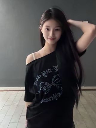 2025夏季新款印花设计斜肩显瘦露肩短袖T桖女慵懒风蝴蝶小众上衣#斜肩显瘦 #慵懒松弛感 #蝴蝶印花 #慵懒松弛