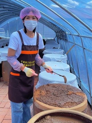 #发酵的农家大酱,我做的是糊黄豆,做酱块儿放屋里自然隔,隔好了以后下缸里早晚打趴撇沫,的农家大酱,你吃的和我做的一样,你尝尝我做的可好吃了,如果不是东三省人吃不了,吃盘酱,吃焖酱的吃不