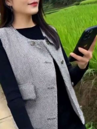 你不必让所有人满意,先接住自己的情绪,比讨好世界更重要。  #时尚减龄穿搭 #外套穿搭 #内搭外穿都好看 #女装时尚穿搭