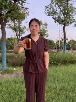 咱们这个茶除了孕妈妈和婴幼儿不能喝其他人群咱们都可以,你看咱们要大吃大喝的,大吃大喝的话就怕自己有负担,还怕自己后悔,它是淡淡的那种清香,而且还没有什么怪味全部是中某的一些配方,没有科技与狼活,想体验的下方链接就赶快去拍,安排起来,#精选好物#好喝不贵经济实惠