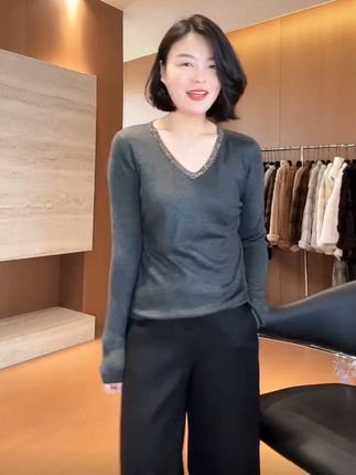 显瘦气质百搭V领烫钻毛针织打底衫,单穿好看,做搭配也很绝哦#只做高品质 #简约大气 #穿出高级感 #显瘦遮肉 #美出新高度 @老谭私服、
