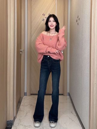 悄悄入个秋~#牛仔裤 #穿搭 #微喇裤