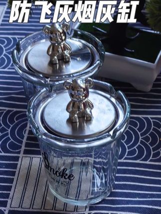 防飞灰烟灰缸 去朋友家喝茶,被他的烟灰缸惊艳到了。滑坡漏斗的设计,烟灰自动滑落到杯子里。平时不小心打喷嚏或者有风都不会飞灰,盖上盖子还能灭掉烟火, 隔绝烟味,脏了冲一冲就干净,真是便宜还好用。