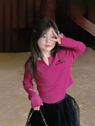 #高品质童装 #潮童穿搭 家里有女宝宝的一定要入手这件打底衫,它是那种单穿内搭都很好看的款式,而且面料特别舒服,贴身穿都没问题。秋天到了,给孩子备两件这样的打底衫,天冷的时候就能直接套在外面了。#酷女孩穿搭 #生女儿就要这样穿 #我要上热门