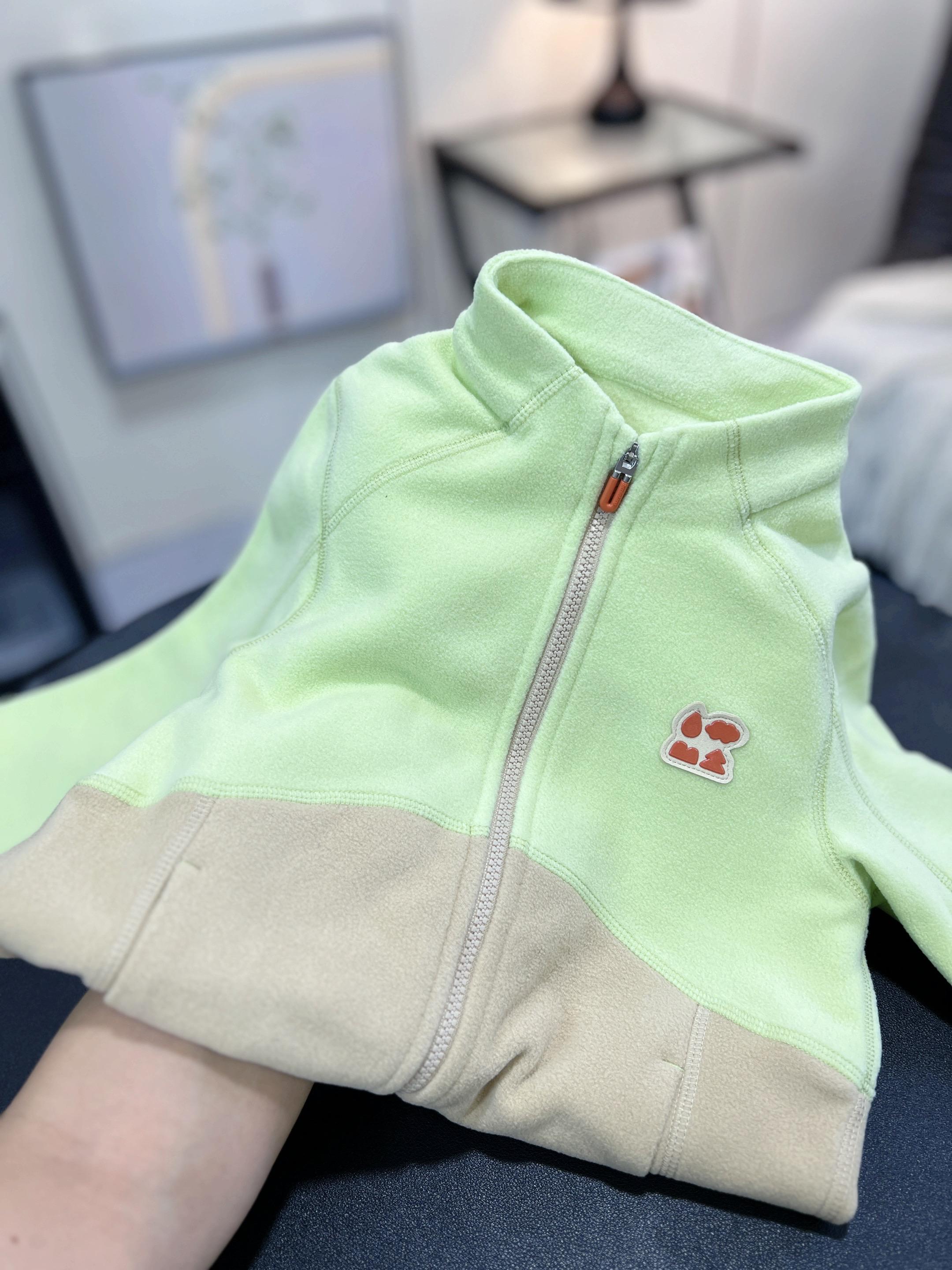 我真的超爱蹲森林棠的上新活动! 你看这款抓绒外套,软乎乎的贼舒服,还不起静电。之前吊牌价两百多,现在左下角活动价,叠加满109减30的大额券,几十块就能拿下,这羊毛薅得也太香了!  这小衣服软糯细腻到没谁了,用的是细旦纱线,200克重量却有常规280克的保暖效果,孩子穿上暖暖的还跟没穿似的轻。而且绒面蓬松,透气性绝绝子,暖而不闷。过两天单穿,再冷点当羽绒服、冲锋衣的内胆也超可,比小毛衣保暖轻便太多啦。  最绝的是它做了抗静电处理,秋冬穿脱不会噼里啪啦响。撞色拼接款超好看,腋下还有立体裁剪的扩容设计,孩子活动、运动都很自在方便。母婴A类料子,小立领防风又洋气。左下角好几个颜色可选,你们赶紧先领券再挑挑! #儿童抓绒外套 #摇粒绒外套 #森林棠 #秋冬穿搭