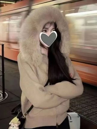 #韩范穿搭 #约会穿搭 #小个子穿搭 毛毛领拉链短款外套女秋冬复古chic松弛感宽松连帽针织毛衣#整个时尚圈都在等入chill #早秋通勤出游穿搭一起拿捏
