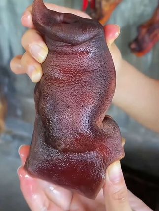 四川正宗柴火烟熏腊猪拱嘴,软糯可口,皮质厚实有嚼劲。越嚼越香,腊味浓郁,太香啦,你也喜欢吃吗?#妈呀太香了 #农村美食 #腊味