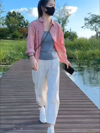 2025夏季新款设计感粉色格子衬衫女灰色背心休闲白色九分裤三件套#休闲时尚穿搭 #夏季新款女装 #潮流女装