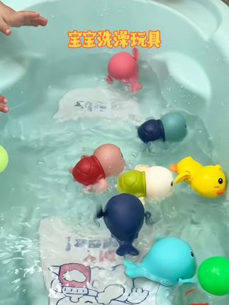 宝宝洗澡,爸爸给准备了几个会游泳的洗澡玩具陪宝宝玩耍,忙的不亦乐乎,关键不需要用电,转一转就可以游啦~#母婴好物 #宝宝洗澡 #宝妈分享 #带娃好物 #戏水玩具