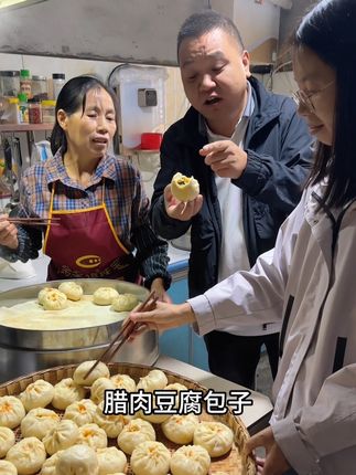 俩兄妹守在锅炉边上,等着母亲蒸的包子出炉,突然有儿时的感觉!
