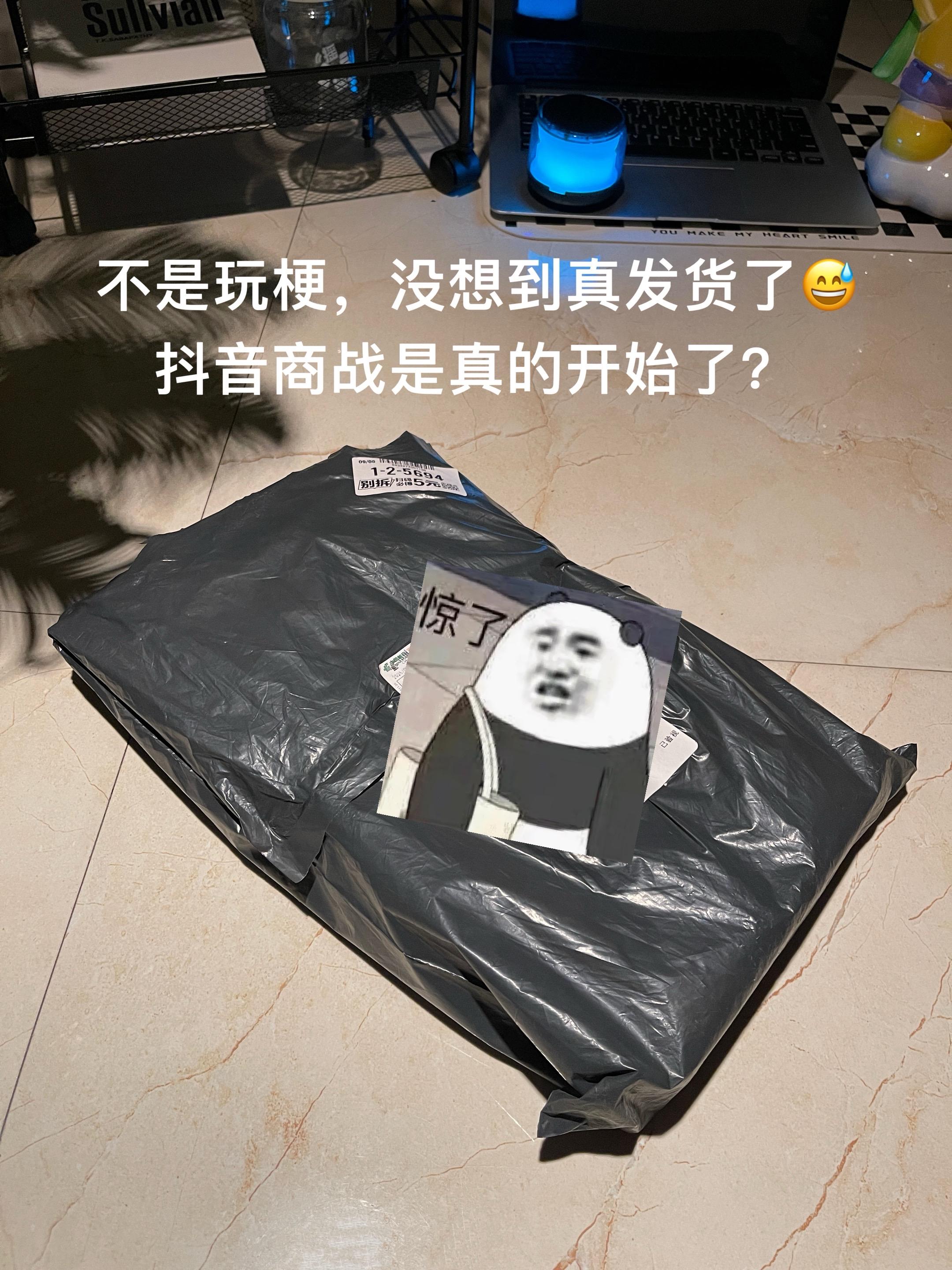 维达山茶花手帕纸这波羊毛谁能拒绝啊!先说颜值,包装印着山茶花,小巧精致,放包里不占地方还好看;再说说使用感,淡淡的山茶花香特别舒服,纸质柔韧厚实,擦手擦嘴都很顺手,偶尔不小心弄湿了,还能当小湿巾用,实用性超强。关键现在价格超划算,不管是日常用还是出门带,都特别合适,这羊毛必须薅到手!#纸巾 #手帕纸 #维达纸巾 #薅羊毛的快乐 #超便宜超划算