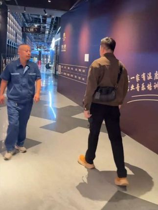 男人喜欢上一个裤型,就会一直穿!#男装裤子 #小直筒牛仔裤#四面弹力牛仔裤#一眼就爱上的神裤 #显高显瘦显腿长