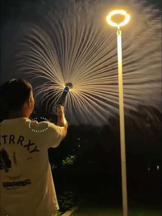 夏天就是要玩水枪呀,这个烟花水枪玩起来太绝 了,氛围感满满,让他拥有夏天玩水的快乐#水枪 ##夏天必备 #烟花水枪 #儿童玩具#戏水玩具