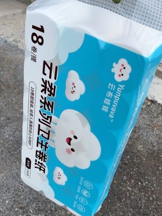 看这一提卷纸足足五斤重,每卷纸都非常扎实,纸的品质如同包装一样清新,都是100%原生木浆。#卫生纸 #生活用纸 #抽纸