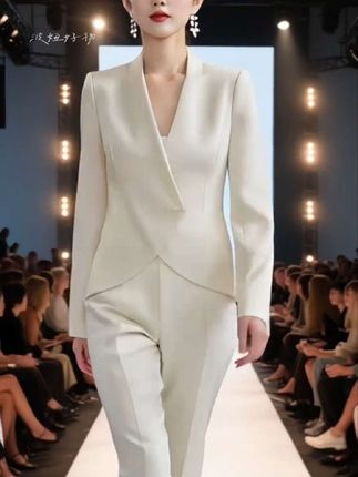 气质小香风白色套装#优雅气质 #气质女神穿搭 #穿出你的时尚你的感觉 #谁穿谁好看 #时髦穿搭