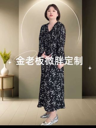 这款碎花连衣裙太喜欢啦!黑色底衬着小白花,优雅又清新。V领显脸小,喇叭袖和荷叶边裙摆灵动飘逸,走动间超有氛围感,各种身形都能轻松驾驭~ #连衣裙推荐 #显瘦穿搭 #时尚穿搭 #气质女装 #秋季穿搭