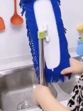 家里一定要有一个这样的雪尼尔拖把,它不仅容易清洗,而且吸水性超强,不管是地板还是瓷砖都能轻松应对,真正做到干湿两用。有了它之后,做家务变得简单多了,赶紧给家里备上一个吧! #清洁神器 #生活好帮手