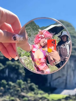 属于我们自己的吧唧,旅行带上一块小镜子就可以拍转场!#反光镜 #旅行转场 #一种很新的拍照方式#旅行碎片