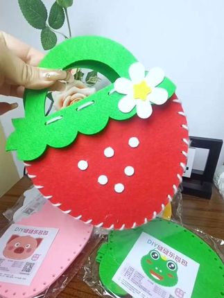 家里有娃的强烈推荐姐妹们给孩子备上一套#DIY缝缝乐包包#儿童创意手工 #做手工我是认真的 既能锻炼孩子的动手能力还能远离电子产品!自己制作的就是好看!孩子特别有成就感