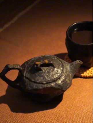 找一处静谧角落,石茶壶在手。一壶一心境,品味夜的深沉和茶的温柔。 #送礼佳品 #高端茶器 #冰碛岩 #茶具好物推荐
