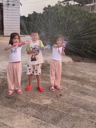夏天孩子喜欢玩水 就给他安排一个这样的烟花水枪吧!#水枪 #烟花水枪 #夏天的味道 #夏天就是要玩水