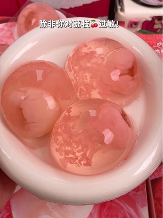 蜡笔小新新出的一整颗玫瑰冰荔枝果冻真的好吃到我心巴上!黑叶荔枝的清甜➕玫瑰纯露柔香➕银耳花瓣的脆嫩!大颗果肉吃起来巨过瘾! #蜡笔小新 #果冻 #果肉果冻 #荔枝果冻 #超便宜超划算