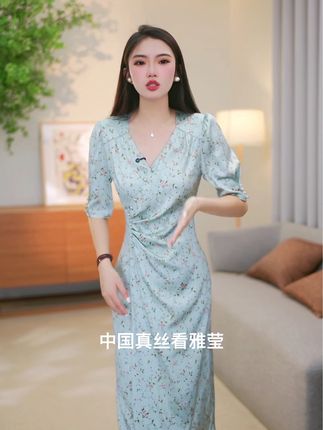 夏天就该穿会呼吸的裙子!桑蚕丝连衣裙透气不闷汗,花色越看越有味道,耐看十年。 #夏日连衣裙 #透气穿搭 #桑蚕丝面料 #ep雅莹 #百搭连衣裙