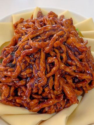 父子俩点名要吃的#京酱肉丝,酱香浓郁,有肉有菜,卷着干豆腐一口一个,别提有多香了!